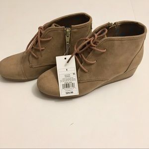 Cat & Jack sz. 4 girls wedge bootie